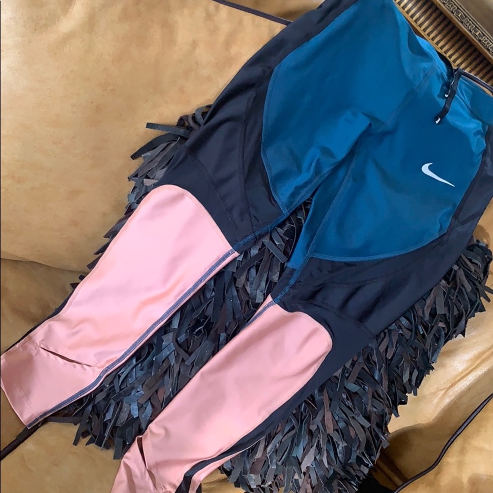 Tricolored leggings.